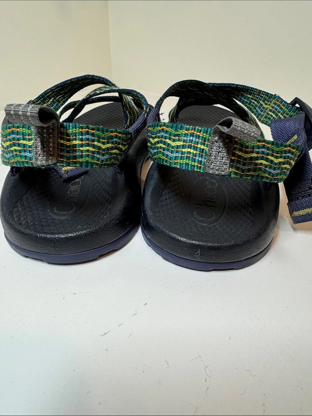 Chaco’s size 4 girls’ blue sandals.